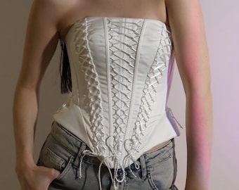 Handgefertigtes Weißes Korsett - Modernes Geformtes Korsett mit Schnürrücken | Elegantes Rüschenkorsett | Cottagecore Brautkorsett | Kundenspezifische Passform