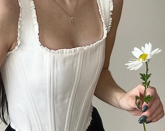Top corsetto bianco fatto a mano - Bustino romantico in raso con allacciatura sulla schiena / Elegante corsetto con volant / Corsetto da sposa Cottagecore / Vestibilità personalizzata
