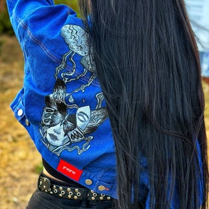 Handbemalte Blaue Jeansjacke mit Motten- & Schmetterlingskunst - Boho Statement Kurz Jeansjacke - Einzigartige Festival und Streetwear Mode