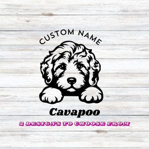 Op de afbeelding: Zwart-wit illustratie van een Cavapoo hond met de tekst "Custom Name" erboven en "Cavapoo" eronder. De tekst "2 Designs to Choose From" is ook in het roze opgenomen.