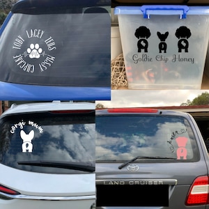 Op de afbeelding: Vier autovensters met aangepaste vinyl stickers met hondensilhouetten en namen. De stickers zijn in zwart en wit en bevatten een pootprint, een hart en de woorden "Goldie Chip Honey", "Corgi Mum", "Toby Lacey Missy Jens Cupcake" en "Darla".