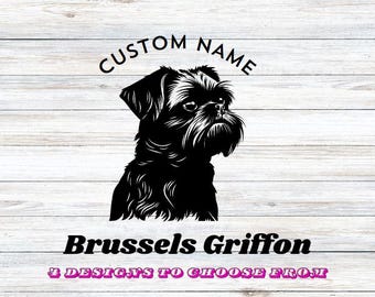 Może przedstawiać: Czarna sylwetka psa Brussels Griffon z napisem "Custom Name" powyżej i "Brussels Griffon" poniżej. Fraza "2 Designs to Choose From" jest również dołączona. Tło to białe usłojenie drewna.