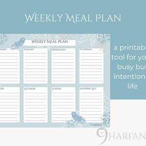 Peut inclure: Un planificateur de repas hebdomadaire imprimable avec un fond bleu et un motif floral. Le planificateur comprend des espaces pour chaque jour de la semaine, ainsi qu'une liste de courses.