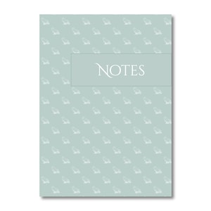 Peut inclure: Une couverture de carnet bleu clair avec un motif blanc répété d'oiseaux et le mot "NOTES" en police sans empattement blanche.