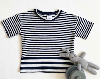 Kawa handgemaakt oversized gestreept T-shirt voor baby/peuter – unisex katoen in marineblauw/greige/wit contrasterend streepdetail, boxy drop-shoulder