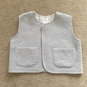 Handgefertigte Baby Steppweste: Blaue Unisex Weste (6-18 Monate)