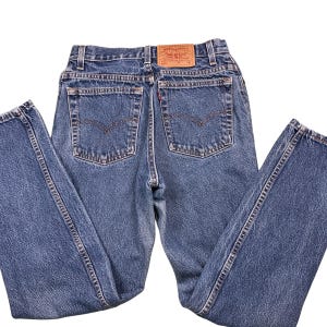 Vaqueros Levi&#39;s 550 vintage de los 90, corte relajado, lavado medio. Hechos en EE. UU. Pernera estrecha. Cierre con botones y cremallera. Talla 8.