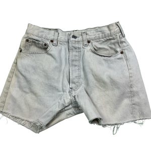 Vintage Levi’s light wash 505 denim cut off shorts. Made in Mexico. Tagged as a 38, measures more as a waist 35.