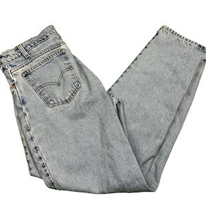 Vaqueros Levi&#39;s 550 vintage de los años 90 con lengüeta naranja y lavado claro, corte holgado. Talla 34x32, medidas 30x29.