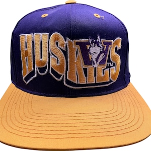 Vintage Washington Huskies NCAA 90s snapback hat. Dead stock, tag still on. Stitched logo. One-size-fits-all. Cotton/poly blend.