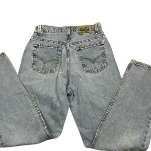 Vintage Levi’s silver tab 664 light wash 90s jeans. Made in the USA.  Tagged as a 7/8, measures as a 27 x 29. Tapered leg.