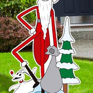 Może przedstawiać: Bożonarodzeniowa dekoracja ogrodowa w kolorze czerwonym i białym z Jackiem Skellingtonem z filmu Koszmar przed świętami przebranym za Świętego Mikołaja, trzymającym worek z prezentami, z Zero, psem-duchem, u jego boku. W tle znajduje się zielona i biała choinka.