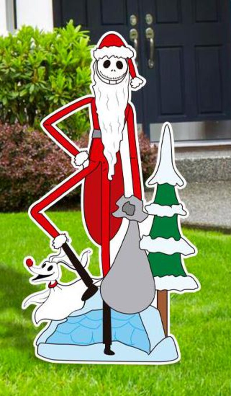 Może przedstawiać: Bożonarodzeniowa dekoracja ogrodowa w kolorze czerwonym i białym z Jackiem Skellingtonem z filmu Koszmar przed świętami przebranym za Świętego Mikołaja, trzymającym worek z prezentami, z Zero, psem-duchem, u jego boku. W tle znajduje się zielona i biała choinka.