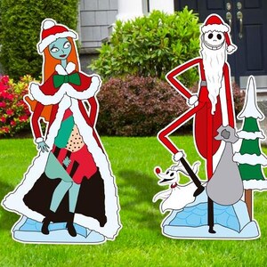 Może przedstawiać: Zestaw świątecznych dekoracji ogrodowych z Jackiem Skellingtonem i Sally z filmu Koszmar przed świętami. Jack jest przebrany za Świętego Mikołaja, a Sally nosi czerwoną i zieloną sukienkę z białym futerkiem. Zestaw zawiera małą białą figurkę psa.