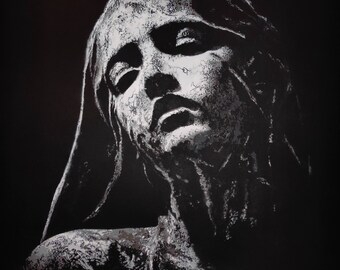 Puede incluir: Un retrato en blanco y negro de la cara de una mujer. La mujer lleva una capucha y su rostro está parcialmente oscurecido por sombras. La imagen está estilizada y tiene una textura granulada.