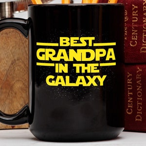 Peut inclure: Mug à café noir avec un motif jaune qui dit "Best Grandpa in the Galaxy".