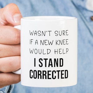 Lustige Knie-Ersatz-Tasse, war mir nicht sicher, ob ein neues Knie mir helfen würde, korrigiert zu stehen, Knie-Operation-Kaffeetasse, Knie-Ersatz-Geschenk