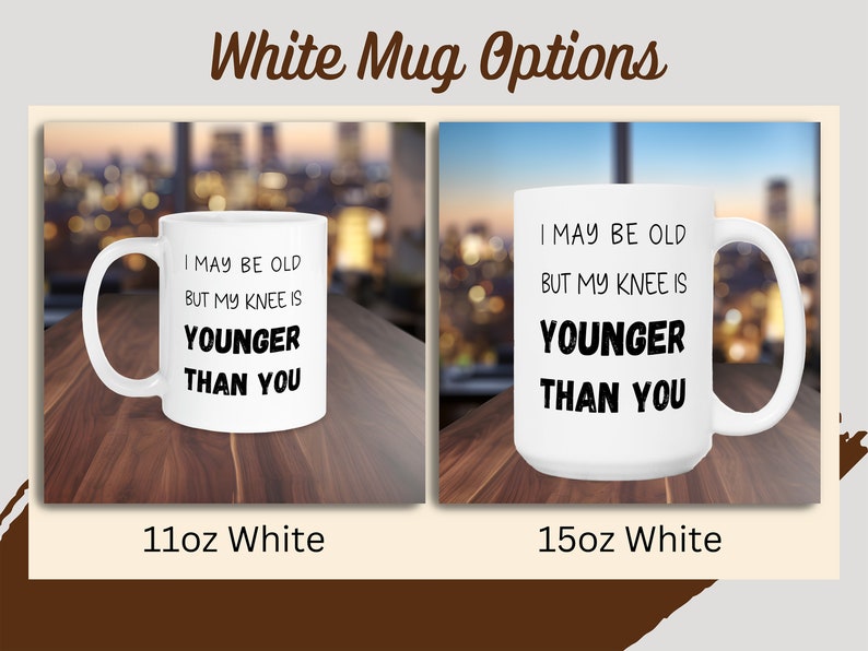 Puede incluir: Dos tazas blancas con un dise&ntilde;o negro que dice "Puedo ser viejo, pero mi rodilla es m&aacute;s joven que t&uacute;". La taza de la izquierda es de 11oz y la taza de la derecha es de 15oz.