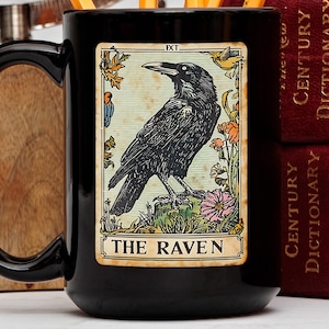 Caneca gótica de cartas de tarô Raven, caneca gótica de cartas de tarô, caneca Dark Academia, caneca de café Witchy, caneca encantadora de Raven, caneca gótica, caneca Wiccan