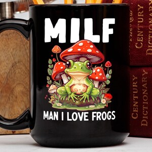 Taza de café con rana, taza de café MILF con el texto "Man I love Frogs", regalo para amantes de las ranas, taza para novia, regalo para esposa, taza con forma de hongo Cottagecore, taza divertida para mamá