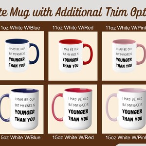 Puede incluir: Taza de cer&aacute;mica blanca con un borde azul, rojo o rosa. La taza tiene un dise&ntilde;o de texto negro que dice "Puedo ser viejo pero mi rodilla es m&aacute;s joven que t&uacute;". La taza est&aacute; disponible en tama&ntilde;os de 11oz y 15oz.