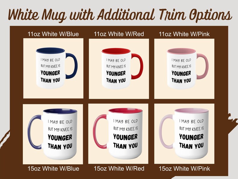 Puede incluir: Taza de cer&aacute;mica blanca con un borde azul, rojo o rosa. La taza tiene un dise&ntilde;o de texto negro que dice "Puedo ser viejo pero mi rodilla es m&aacute;s joven que t&uacute;". La taza est&aacute; disponible en tama&ntilde;os de 11oz y 15oz.