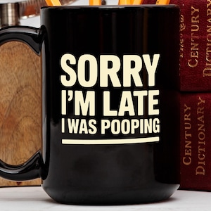 Förlåt att jag är sen, jag bajsade, rolig mugg, nyhetskaffemugg, keramikmugg, skämtpresent, badrumshumor, kollegapresent, födelsedagspresent, sarkastisk