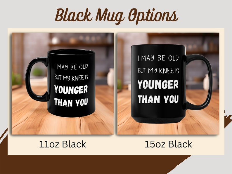 Puede incluir: Dos tazas de caf&eacute; negras con texto blanco. El texto en ambas tazas dice "I may be old but my knee is younger than you". La taza de la izquierda es una taza de 11 oz y la taza de la derecha es una taza de 15 oz.