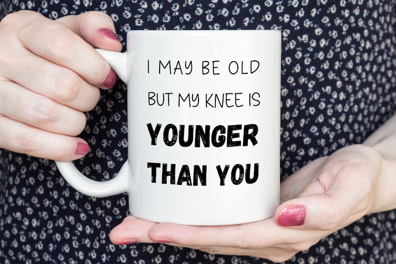 Puede incluir: Taza de cer&aacute;mica blanca con texto negro que dice "Puede que sea viejo, pero mi rodilla es m&aacute;s joven que t&uacute;".
