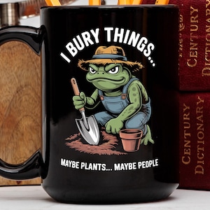 I Bury Things Mug, Funny Frog Gardener Mug, Plant Lover Gift, Sarcastic Gardening Mug, Shovel Dirt Pot Mug, Novelty Coffee Mug, Gag Gift