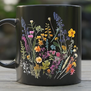 Caneca de flores prensadas, caneca de café cottagecore de flores silvestres coloridas, xícara de chá botânica vintage, caneca de natureza floral pastel, caneca de café preta