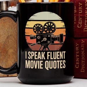 Pode incluir: Caneca de café preta com um design de câmera de filme retrô em um fundo de pôr do sol. A caneca apresenta o texto branco "I SPEAK FLUENT MOVIE QUOTES". Um ótimo presente para cinéfilos.
