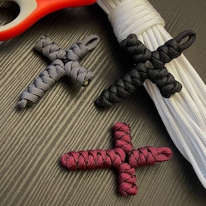 Llavero con cruz de paracord con nudo de serpiente/clip giratorio, mosquetón o llavero/llavero personalizado hecho a mano para llaves, bolsos o carteras.