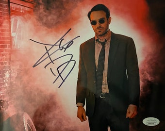 チャーリー・コックスのサイン入り8x10 デアデビル マット・マードック