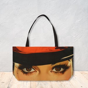 Sac de voyage personnalisé avec fond en T pour femme avec poignée noire et imprimés uniques de visage de femme par Agnes Pembroke