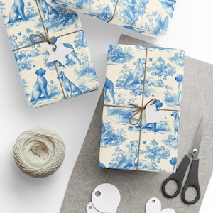 Carta da regalo blu, motivo Toile de Jouy con levriero irlandese, rotolo di carta da regalo con motivo a cane, carta per scrapbooking, articoli per bricolage di Agnes Pembroke