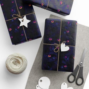 Carta da regalo con gatto nero, carta da regalo fotografica ultravioletta, occhi di gatto viola luminosi e dettagli al neon, carta per belle arti di Agnes Pembroke
