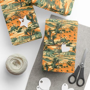 Papel de regalo con diseño de árbol de Josué, papel de regalo con paisaje desértico, diseño de cactus, árboles y montañas, papel de embalaje en tonos tierra retro de Agnes Pembroke