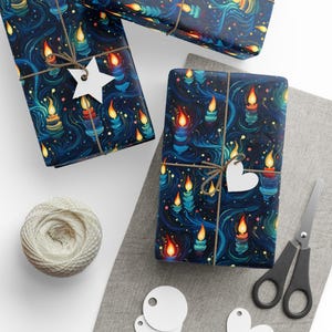 Carta da regalo blu per candele di Hanukkah con design di luci della Menorah per la festa di Chanukkah di Agnes Pembroke