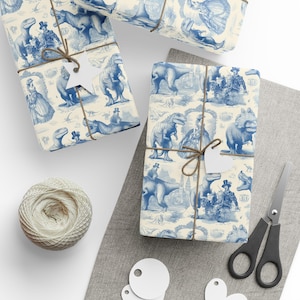 Carta da regalo blu in stile Toile de Jouy con dinosauri, motivo illustrato con dinosauri vestiti in stile vittoriano di Agnes Pembroke