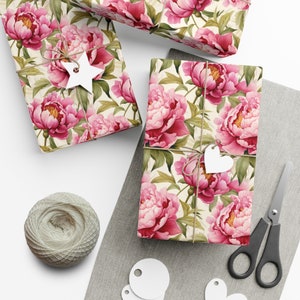 Confezione regalo con fiori di peonia rosa, rotolo di carta da regalo con fiori primaverili, carta da regalo di compleanno, carta da regalo decorativa floreale di Agnes Pembroke