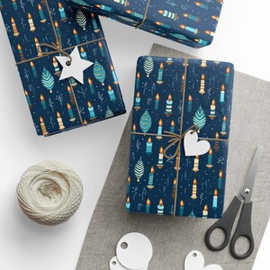 Carta da regalo blu per Hanukkah con motivo Menorah, carta da regalo festiva per Chanukkah, carta decorativa con motivo di candele di Agnes Pembroke