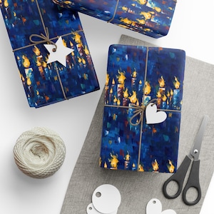 Carta da regalo per Hanukkah, carta da regalo impressionista, Menorah dipinte, luci festive, copertina regalo blu, decorazioni per Chanukkah di Agnes Pembroke