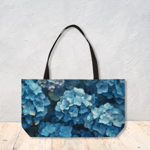 Sac de week-end imprimé fleurs d'hortensias avec tissu en polyester durable Sac de plage moderne cadeau personnalisable pour femme par Agnes Pembroke
