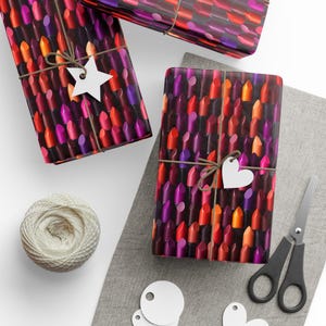 Carta da regalo glamour per rossetto con tonalità di rossetto colorate e motivo di bellezza audace per gli amanti del trucco, copertina per scatola regalo di Agnes Pembroke
