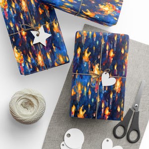 Carta da regalo per Hanukkah Menorah, carta da regalo blu festiva, carta da regalo colorata con candele impressioniste, decorazioni per Chanukkah di Agnes Pembroke