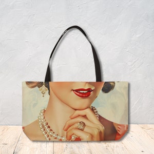 Sac fourre-tout de week-end avec imprimés visage de femme uniques, grand sac fourre-tout esthétique de voyage avec nom personnalisé par Agnes Pembroke