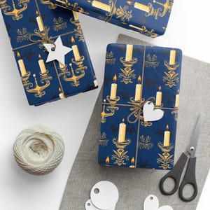 Carta da regalo per Hanukkah, carta da regalo luminosa per candele, carta da imballaggio per Menorah con acquerello, decorazioni per Chanukkah di Agnes Pembroke