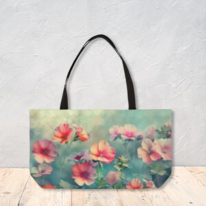 Sac week-end avec nom personnalisé imprimé fleurs de géranium Sac de voyage unique avec fond en T Cadeau personnalisé pour maman par Agnes Pembroke