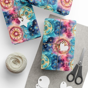 Papel de regalo con motivos astrológicos, galaxias, papel de regalo celestial, mapas estelares de acuarela, papel de embalaje con símbolos del zodíaco, papel de regalo de cumpleaños de Agnes Pembroke